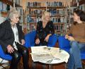 Bild: Ulla Britta Baumer
Büchereileiterin Christine Henrich unterhält sich gern mit Christine Ehstand und Monika Lippert (von rechts). Die beiden älteren Frauen erinnern sich sehr genau an die Bücherei vor dem Umzug ins ehemalige Elektrizitätswerk und können viel darüber erzählen.