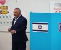 Bild: Ariel Schalit/AP/dpa
Ex-Militärchef Gadi Eisenkot bei der Stimmabgabe.