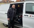 Bild: Udo Lanz
Wegen seiner Erfahrung und seines Vorwissens darf Elektroniker-Geselle Patrick Wedlich schon unmittelbar nach dem Ausbildungsende selbstständig mit einem Firmenfahrzeug auf Tour gehen, um Aufträge bei Kunden zu erledigen.