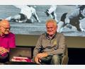 Bild: Gabi Schönberger
Sepp Maier (rechts) mit seinem typischen Lachen: Der große Torwart des FC Bayern füllte am Montag die Stadthalle in Vohenstrauß. Moderator Tobias Bücklein entlockte ihm die ein oder andere Anekdote.