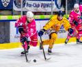 Bild: Tobias Neubert
Charlie Jahnke (links) von den Blue Devils Weiden war im Drittelpausen-Interview nicht nach nostalgischen Fragen.