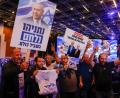 Bild: Olivier Fitoussi/dpa
Anhänger der Likud-Partei von Regierungschef Benjamin Netanjahu feiern, weil erste Prognosen die Partei vorne sehen.