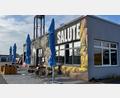 Bild: Gabi Schönberger
Das Salute Grafenwöhr ist von außen nicht zu übersehen. An der Frontfassade prangen ein riesiges Adler-Motiv und weitere Graffiti-Motive eines Künstlers aus Regensburg.