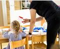 Symbolbild: Carsten Koall/dpa
Kindergärten sind nicht die einzige Möglichkeit für eine Fremdbetreuung im Landkreis Neustadt/WN und in der Stadt Weiden. Auch Tagesmütter kümmern sich stundenweise um Kinder berufstätiger Eltern. Oberpfalz-Medien hat Informationen zu diesem alternativen Konzept zusammengestellt.