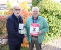 Bild: Josef Söllner
Jubilar Werner Hoffmann (links) überreichte eine Spende von 1500 Euro an den Vorsitzenden der Kinderkrebshilfe Region Oberpfalz Nord, Herbert Putzer.