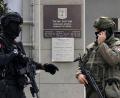 Bild: Darko Vojinovic/AP/dpa
Ein junger Serbe griff mit Messern einen Polizisten vor der israelischen Botschaft in Serbien an, der ihn schließlich erschoss.