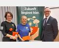 Bild: mfh
Überraschung und Freude spiegelte sich in den Gesichtern von Kathrin Altmann (links) und Margarate Lösl, als Thomas Pickel (rechts), Vorsitzender der Sparkasse Amberg-Sulzbach, den Sulzbach-Rosenberger Verein TatOrt als Gewinner des Zukunftspreises nannte.
