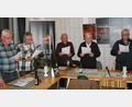 Bild: Bertram Nold
Der zweite Bass des Männergesangvereins Brand ist mit fünf Mann besetzt. Einer von ihnen ist Hans Scherm (Mitte) – er singt seit 60 Jahren im Chor und wird demnächst dafür geehrt.