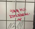 Bild: exb/hfz
"9 mm für Zio-Schweine": Eine Schmiererei vom Bahnhof Sulzbach-Rosenberg fordert Patronen gegen Menschen, die ans Existenzrecht Israels glauben.