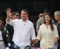 Bild: Arthur Menescal/AP/dpa
Flavio Bolsonaro und seine Frau Fernanda haben Brasilien verlassen. (Archivfoto)