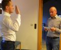 Bild: Wolfgang Houschka
Der Schulverband Fensterbach-Schmidgaden ist ab sofort wieder komplett handlungsfähig: Bürgermeister Florian Adam (rechts) vereidigte seinen zuvor einstimmig zum stellvertretenden Verbandsvorsitzenden gewählten Amtskollegen Martin Bauer aus Schmidgaden.