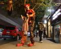 Bild: Mohammed Talatene/dpa
Ein paar Geschäfte in Kairo verkaufen gruselige Kostüme zu Halloween. (Archivbild)