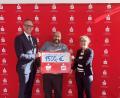 Bild: Sparkasse Amberg-Sulzbach
Professor Dr. Gerald Pirkl (Mitte) freut sich über die Spende, die Sparkassen-Vorstandsvorsitzender Thomas Pickel und Pressesprecherin Kathrin Schmidt überreichten.