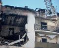 Bild: Tizian Gerbing/dpa
Feuerwehrleute arbeiten an einem Wohnhaus in Regensburg. Einen Tag nach der Explosion wollen die Einsatzkräfte mit der Suche nach vermissten Personen beginnen. Das Gebäude und die beschädigten Wohnungen müssen zunächst stabilisiert werden.