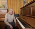 Bild: Lukas Büchold
Walter Helm an einem von seinem Vater gebauten Klavier. Das einzige Klavier, das in seinem Laden unverkäuflich ist.
