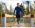 Bild: Erik Glaubitz
Volontär Jonas Storch bei einem seiner ersten Versuche auf dem Wackelsteg im "Natur-Fit-Pfad" in Großbüchlberg. Die Balken sind in alle Richtungen beweglich.