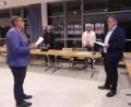 Bild: Walther Hermann
Bürgermeister Markus Gradl (links) vereidigt Gregor Forster als Stadtrat.