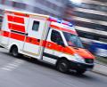 Bild: Nicolas Armer/dpa
Sanitäter bringen das Mädchen in ein Krankenhaus. (Symbolbild)