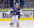 Bild: Werner Moller
Kristian Hufsky, Goalie der Blue Devils Weiden, ließ sich nach seinem Shutout gegen den EV Landshut von den Fans feiern.