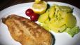 Bild: Michael Schiffer
Immer gut: ein gebackenes Fischfilet mit Kartoffelsalat.