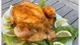 Bild: Michael Schiffer
Das küchenfertige Hähnchen füllt OWZ-Küchenchef Michael Schiffer mit einer Masse aus Zwiebeln, Petersilie, Couscous und Egerlingen.