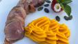 Bild: Michael Schiffer
Kartoffel und Butternut-Kürbis werden zu einem leckeren Püree. Dazu gibt es eine rosa gebratene Entenbrust mit Serrano-Schinken.