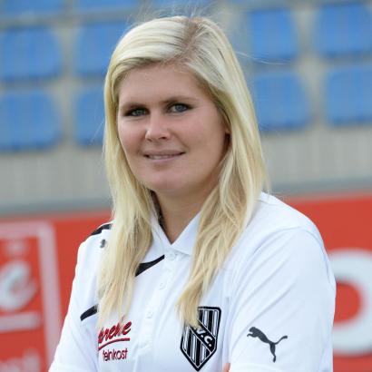 Imke Wübbenhorst, die erste Trainerin einer Oberligamannschaft der Männer, auf die Frage, ob sie eine Sirene auf dem Kopf tragen werde, damit ihre Spieler schnell noch eine Hose anziehen könnten, bevor sie in die Kabine komme