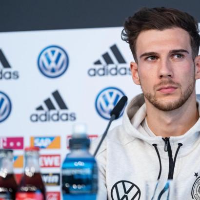 Fußballprofi Leon Goretzka nach rassistischen Äußerungen einiger Fans beim Spiel der deutschen Mannschaft gegen Serbien in Wolfsburg