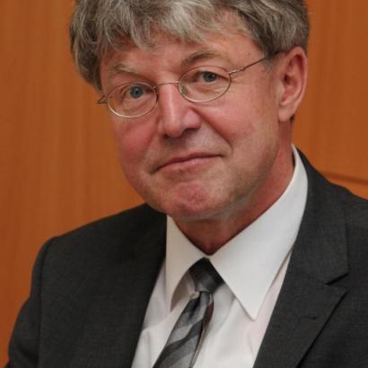 Peter Jung, Vorsitzender Richter des Schöffengerichts, zum Angeklagten