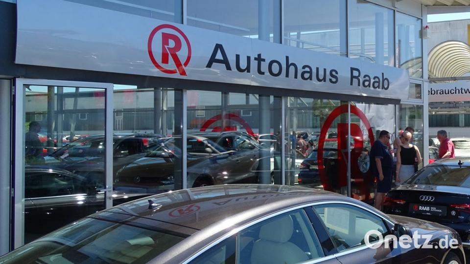 Raab präsentiert Werkstatt und neues Logo beim Tag der offenen Tür Tanz im Autohaus Raab präsentiert Werkstatt und neues Logo beim Tag der offenen Tür Tanz im Autohaus