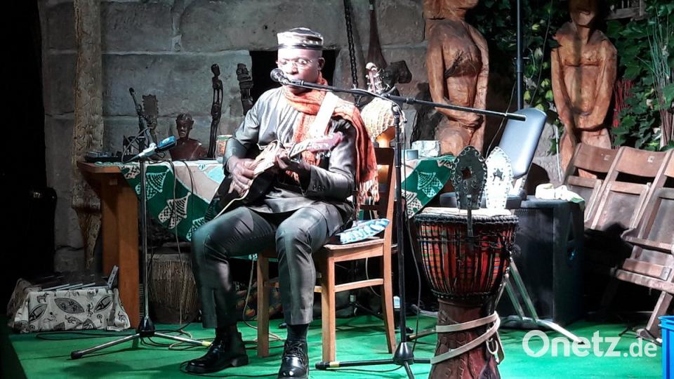Urbain N&#039;Dakon mit seiner Gitarre