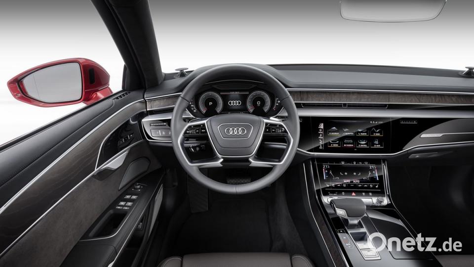 Stark reduziertes Cockpit mit Touchscreens.