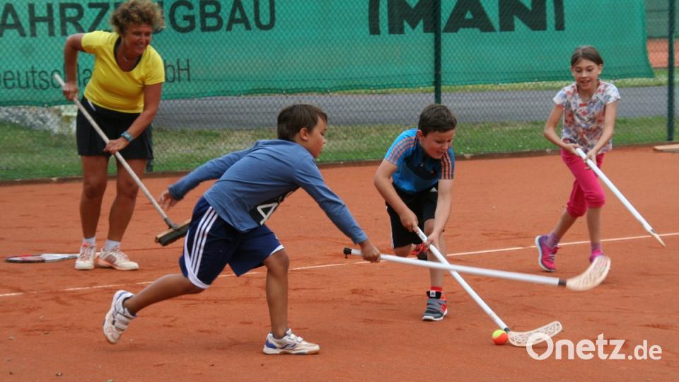 So mancher fragt sich: Was hat das mit Tennis zu tun? Aber Motorik-Training mit den Hockeyschlägern bringt viel Abwechslung für die Kinder und Trainerin Sabine Heinl. 	Bild: fpoz