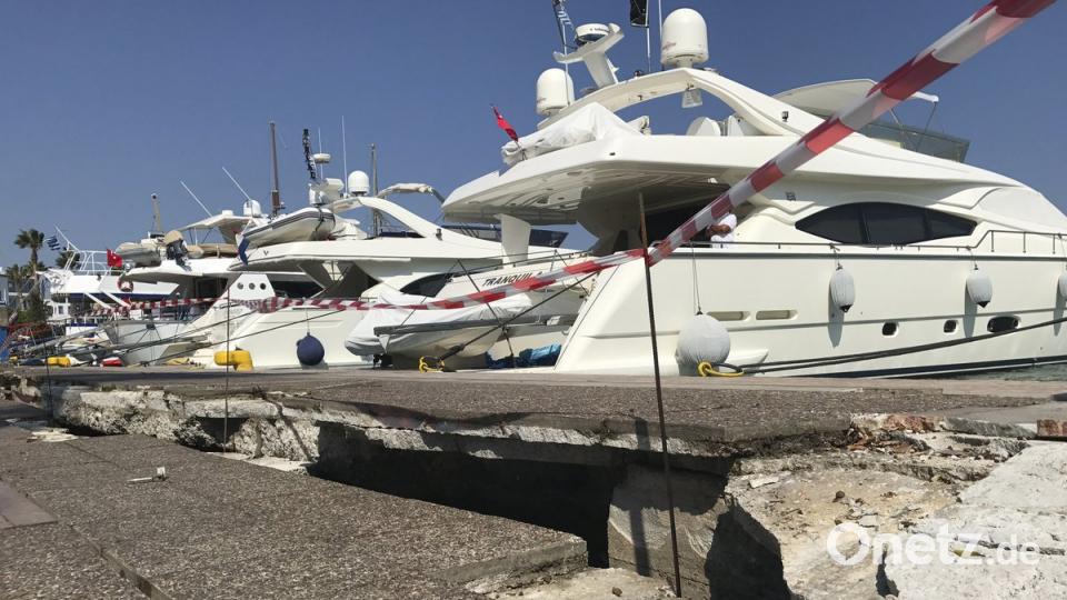 Ein riesiger Riss ist am Freitag im Hafen auf der Insel  Kos nach einem starken Erdbeben  zu sehen. Foto: Michael Probst/AP/dpa AP
