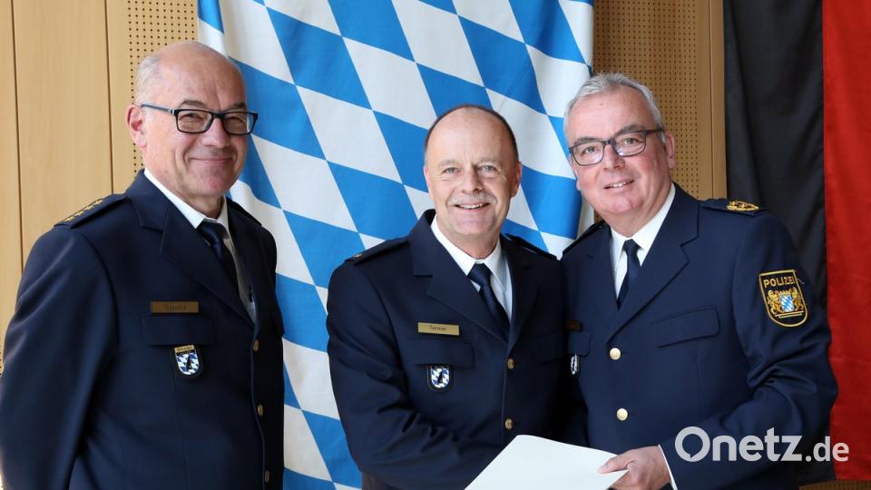 Der Präsident der Bayerischen Bereitschaftspolizei, Wolfgang Sommer (rechts) überreichte die Ernennungsurkunde im Beisein von Ltd. Polizeidirektor Josef Strobl (links) an den neuen Chef der Außenstelle der Bereitschaftspolizei-Abteilunmg aus Sulzbach Rosenberg in Nabburg, an den 57-jährigen Polizeirat Hermar Termer. Bild: Gerhard Götz