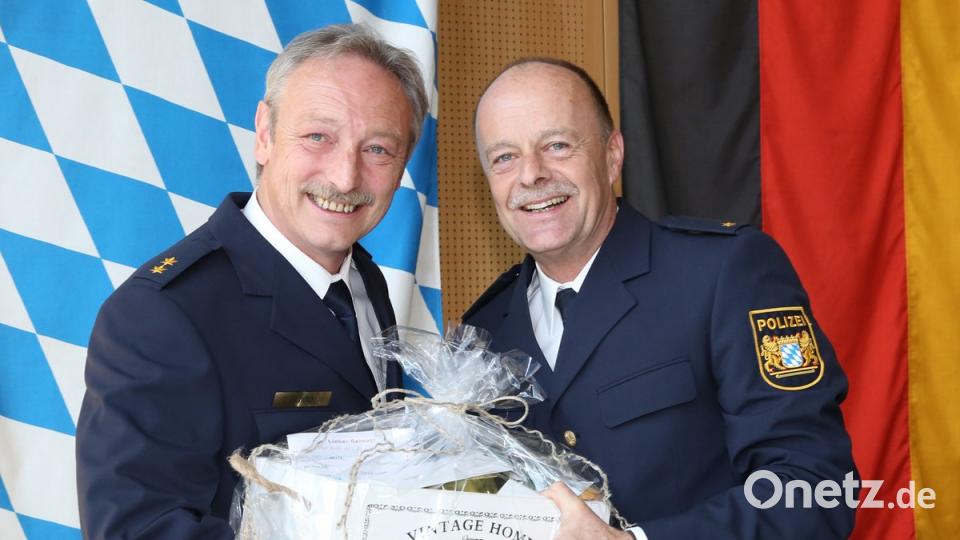 Polieioberrat Gernot Schötz (links) geht nach 43-jähriger Dienstzeit in Ruhestand und wird als Chef an der Außenstelle der siebten Bereitschaftspolizei-Abteilung in Nabburg von Hermar Termer (rechts) abgelöst. Bild: Gerhard Götz