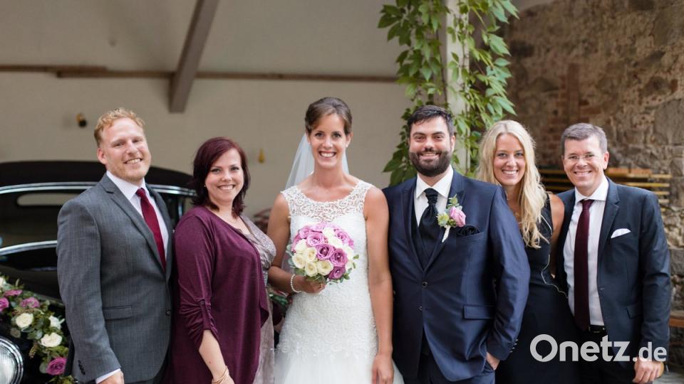 Glückliche Tage: Im vergangenen Jahr heiratete Florian Dambeck seine Alexandra (Mitte), links daneben seine Schwester Stefanie und Malte Stegmann, rechts Alexandras Schwester mit Ehemann.