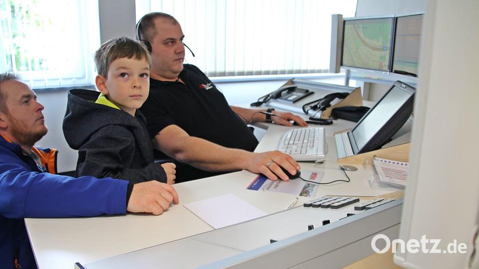 Die Besucher dürfen den Experten für rasche Hilfe über die Schulter schauen. Die Leitstelle folgt dem Aufruf &quot;Türen auf für die Maus!&quot;.	Bild: jma