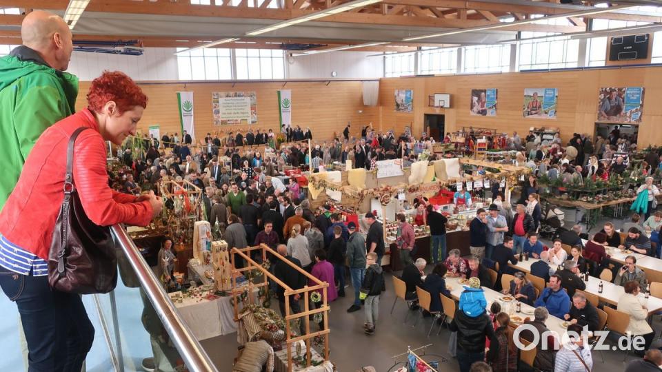 Großer Besucherandrang herrschte bei der Premiere des Oberpfälzer Bauernmarktes in der Schwarzenfelder Sportparkhalle. 	Bilder: Hirsch (2)