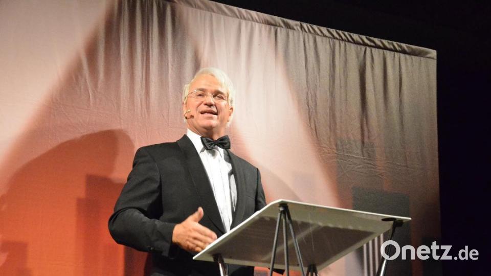 Wolfgang Krebs moderiert als Edmund Stoiber die Verleihung des &quot;goldenen Watschenbaums&quot;.