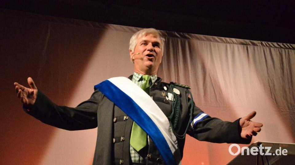 Auch Ministerpräsident Horst Seehofer meldete sich lautstark zu Wort. Mit weißblauer Schärpe und Orden an der Brust nahm Wolfgang Krebs den Landesvater auf die Schippe. 	Bilder: jbe (5)