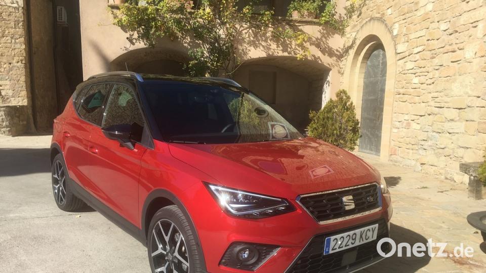 Die hochgezogene Front und eine Lichtkante auf der Motorhaube verleihen dem SUV optische Höhe.