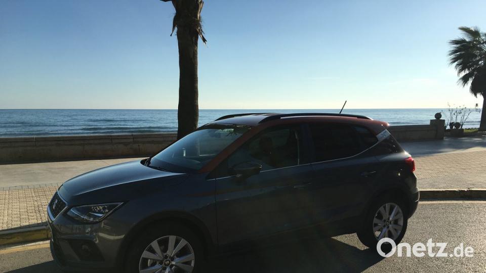 Der Arona  passt an den Strand von Sitges.
