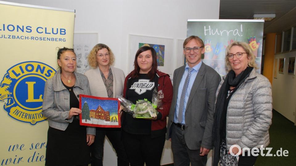 Petra Schöllhorn, Ilse Greißinger, Anna Förster, Rektor Peter Danninger und Barbara Maisch (von links) bei der Übergabe der Präsente.	Bild: Royer