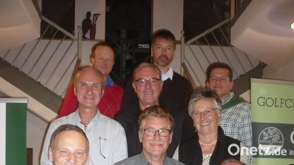 Bürgermeister Bernd Sommer (links) und Golfclub-Vizepräsident Herbert Bäuml (rechts) mit den erfolgreichsten Teilnehmern des Turniers um den Preis der Stadt Waldsassen.	Bild: exb