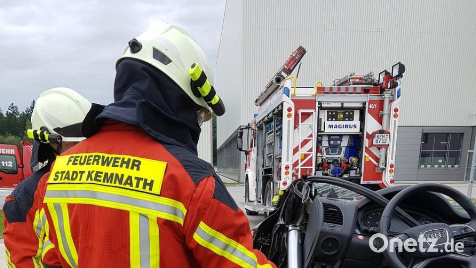 Mit einem hydraulischen Rettungszylinder kann eine große Rettungsöffnung geschaffen werden. Das Armaturenbrett samt Vorderbau wird weggedrückt.