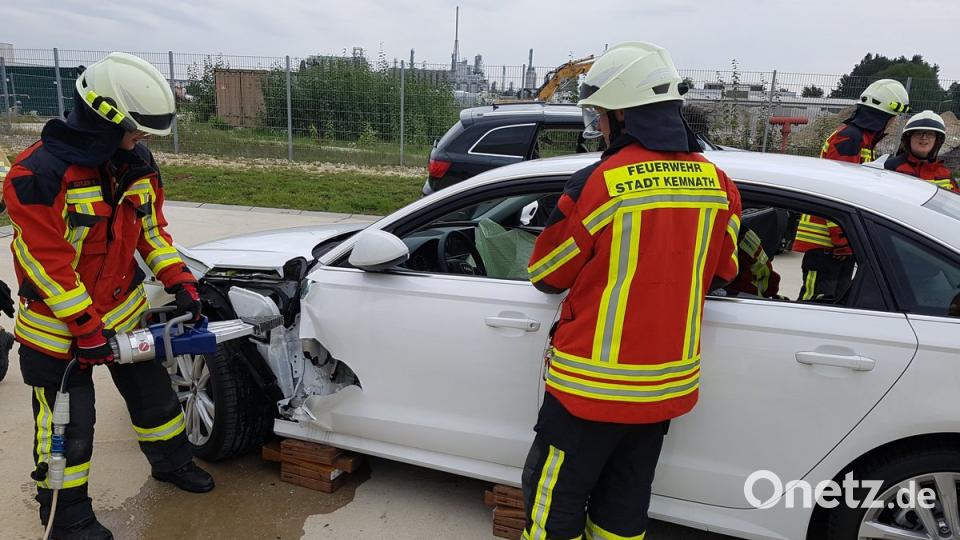 Wird der Rettungsspreizer bei einem Fahrzeug mit Alu-Karosse angesetzt, ist auf  besondere Geräteführung zu achten. Aluminium reißt schnell ein. 	Bilder: mde (5)