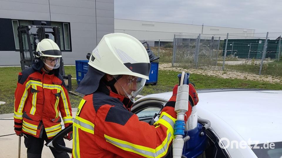 Besonderes Augenmerk liegt beim Schaffen der Rettungsöffnungen auf umsichtige Führung des Rettungsgerätes.