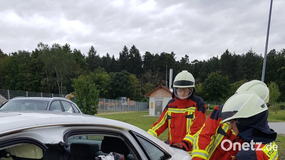 Durch den parallelen Einsatz des Rettungszylinders (links) und Rettungsspreizers (rechts) kann schnellstmöglich eine sehr große seitliche Fahrzeugöffnung erfolgen.
