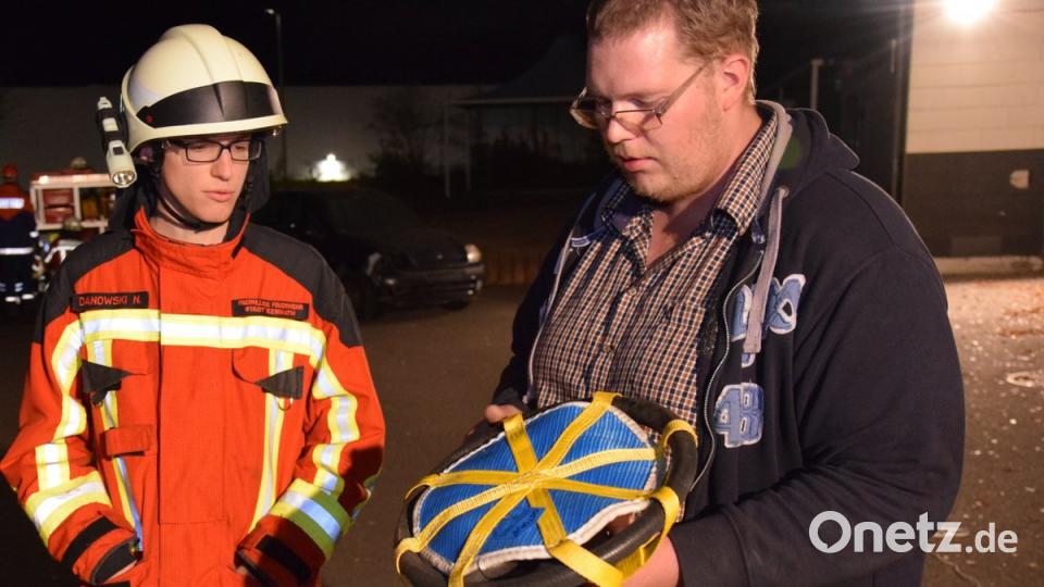 Georg Zeitler (rechts) führte die Auslösung der Airbags vor. Das Fahrerairbagrückhaltesystem zeigte dabei seine Vorteile. Georg Zeitler ist Kfz-Meister und im Besitz einer Airbag- und Sprengstoffkundeausbildung.